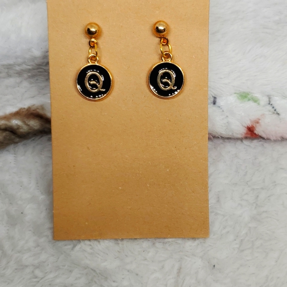 7/$10 Q Initial Earrings, New